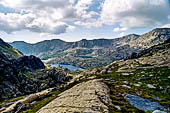 Parco del Mercantour. Valle delle Meraviglie,  rocce scavate dall'erosione glaciale. In basso il Lac Long Suprieur (2.111 m).